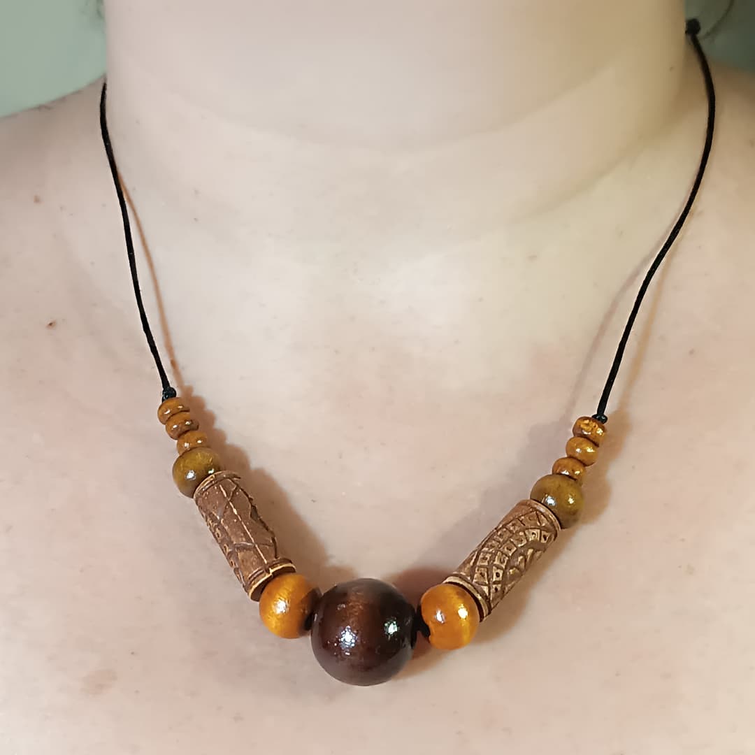 Colar ajustável madeira miçanga.jpg